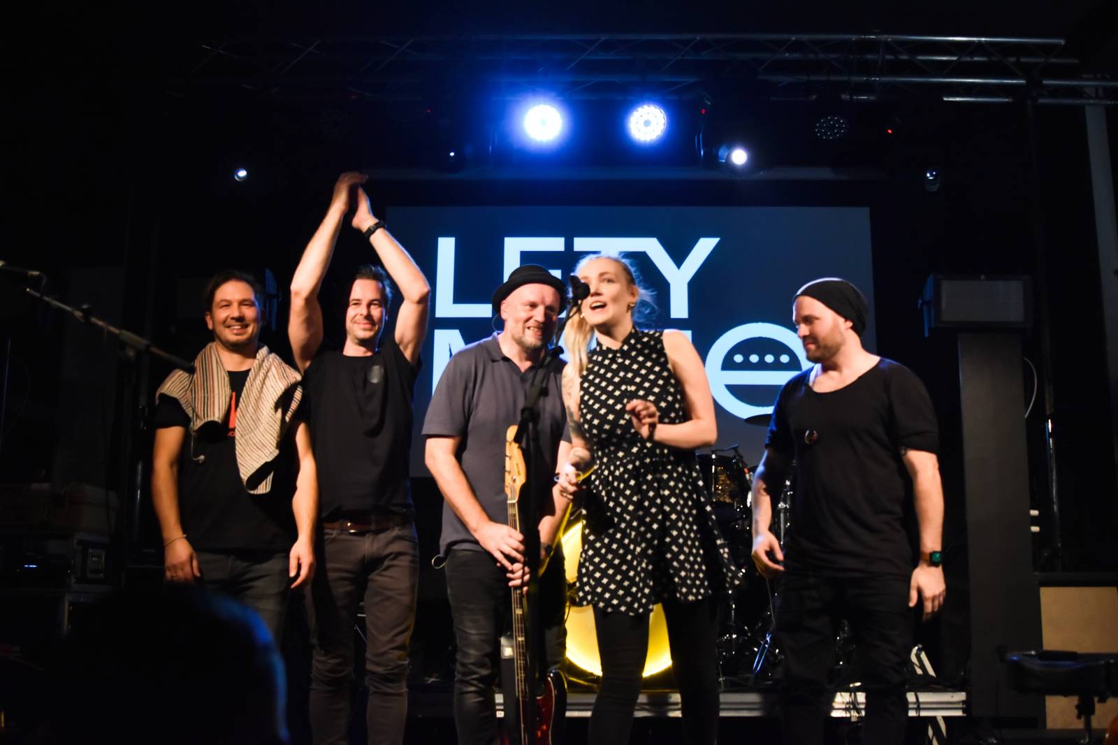 Trička a boty šly dolů. Civilní Obrana a Lety Mimo roztančily kladenské Black Road Café