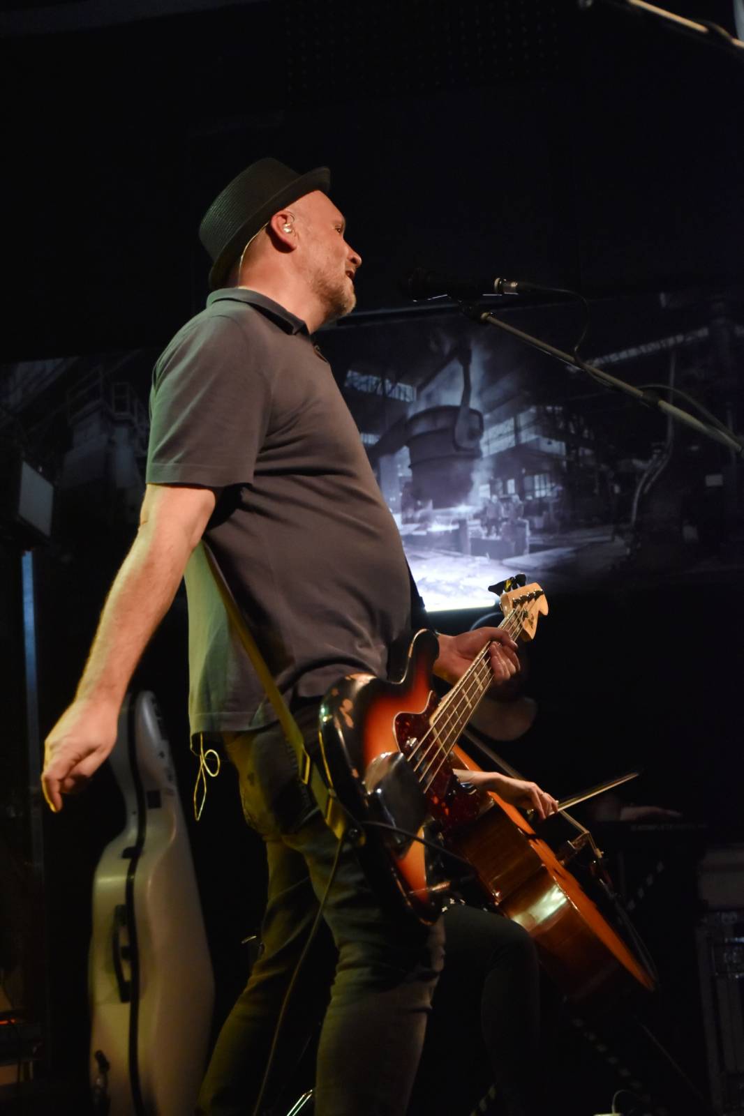 Trička a boty šly dolů. Civilní Obrana a Lety Mimo roztančily kladenské Black Road Café