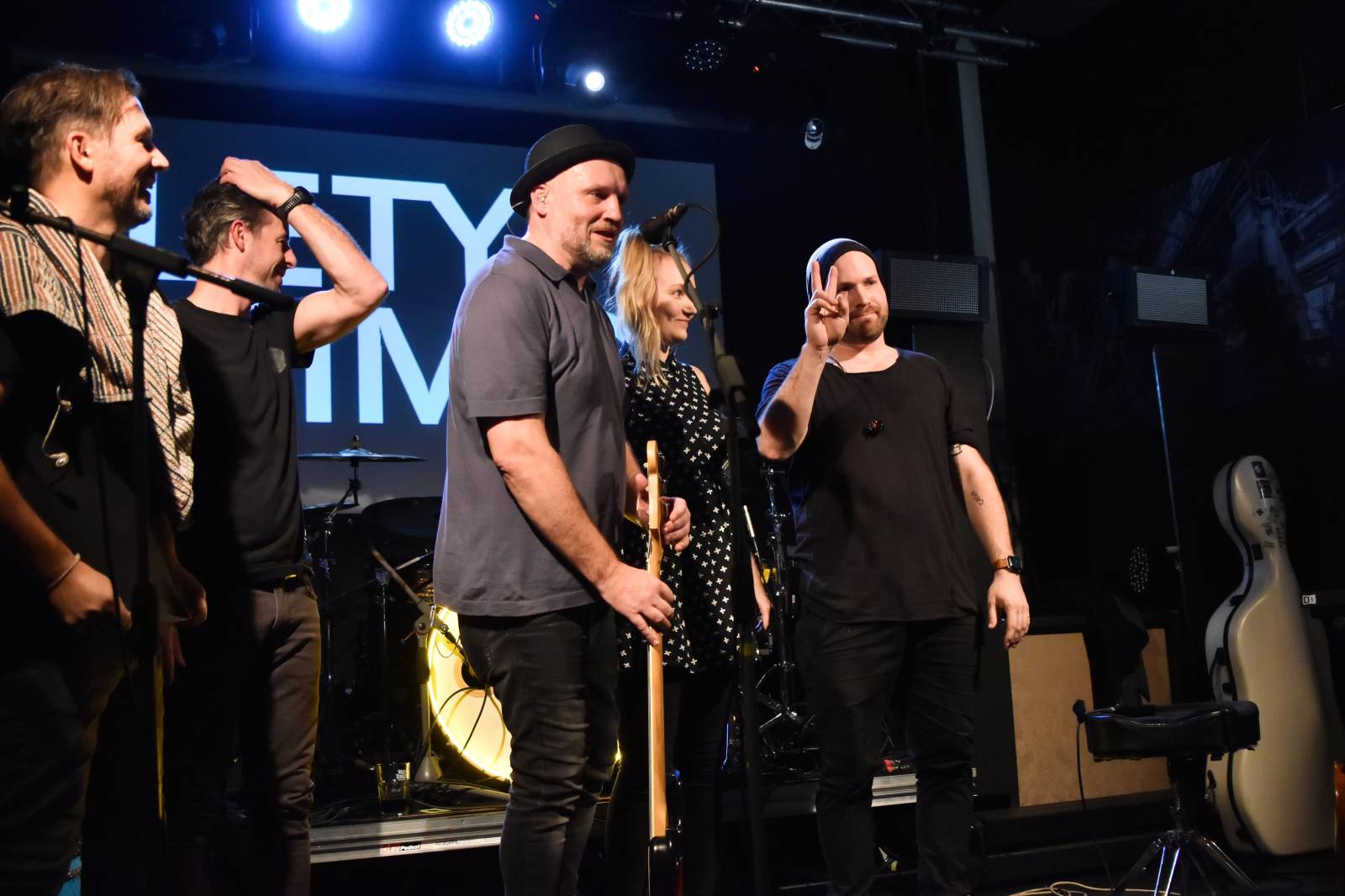 Trička a boty šly dolů. Civilní Obrana a Lety Mimo roztančily kladenské Black Road Café