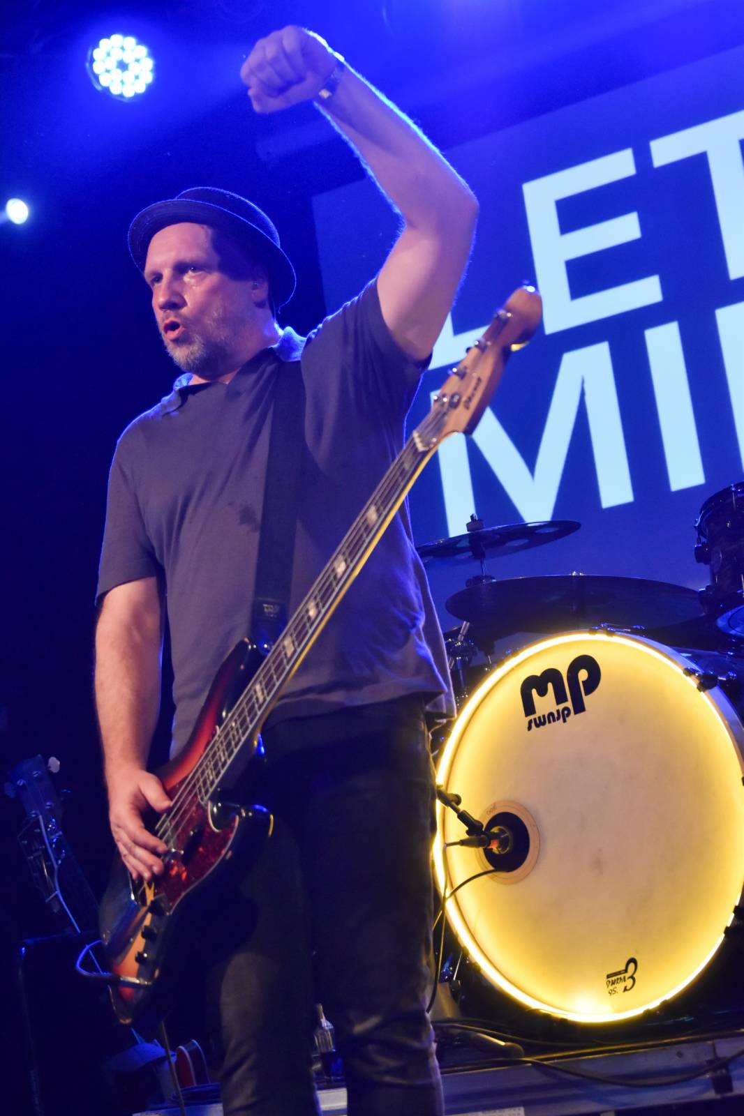 Trička a boty šly dolů. Civilní Obrana a Lety Mimo roztančily kladenské Black Road Café