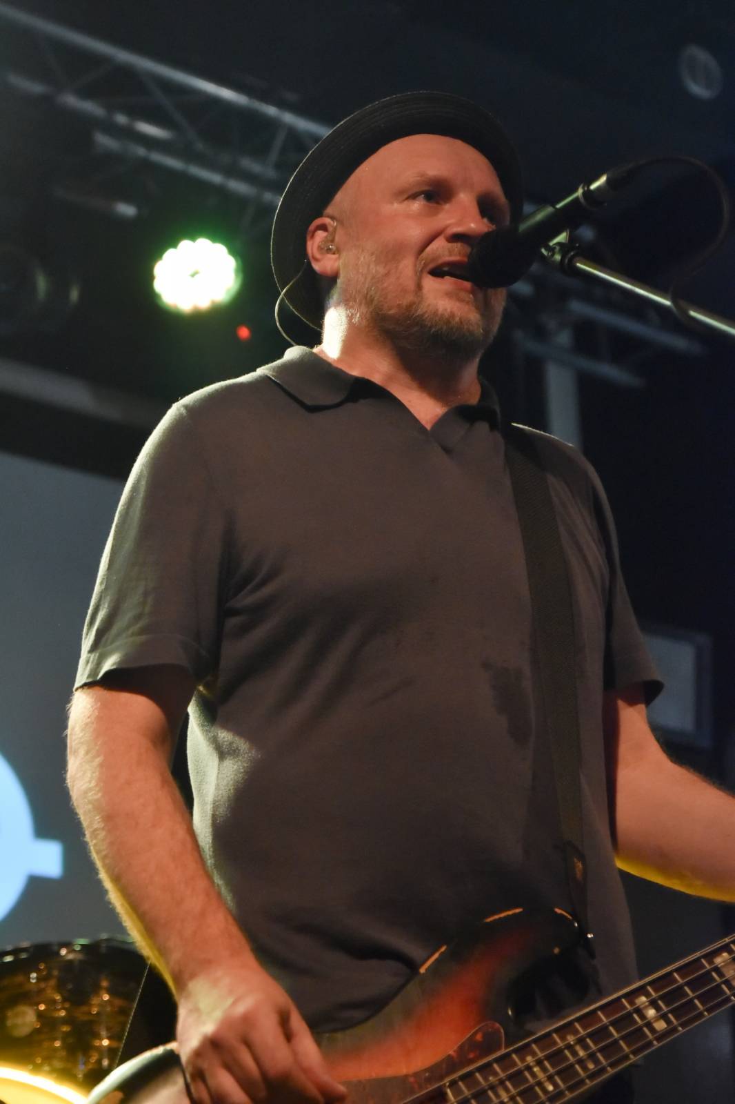 Trička a boty šly dolů. Civilní Obrana a Lety Mimo roztančily kladenské Black Road Café