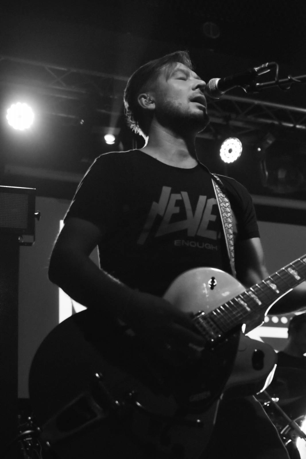 Trička a boty šly dolů. Civilní Obrana a Lety Mimo roztančily kladenské Black Road Café