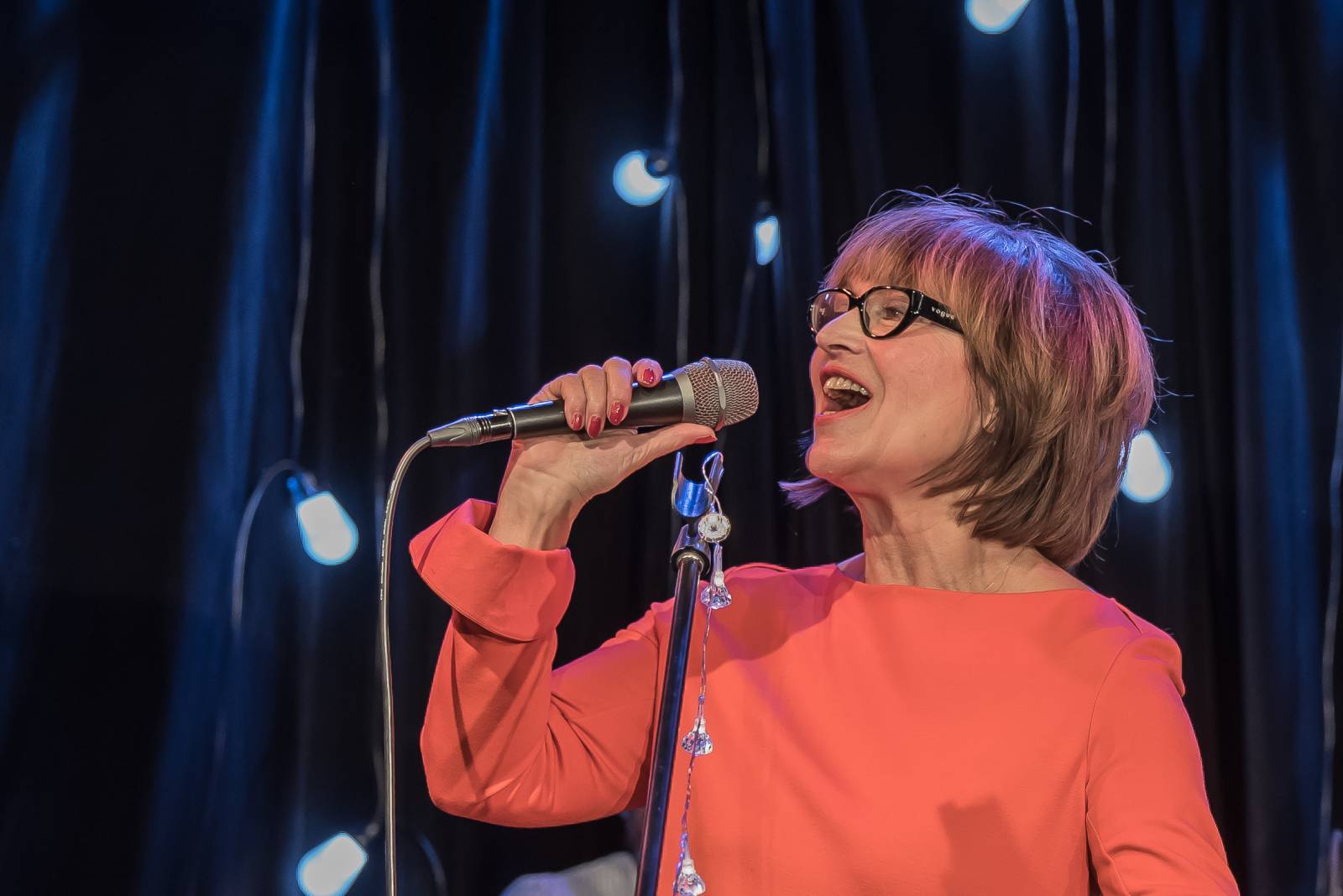 Saxana kouzlila v Malostranské besedě. Petra Černocká s manželem a dcerou Bárou navodili v klubu přátelskou atmosféru