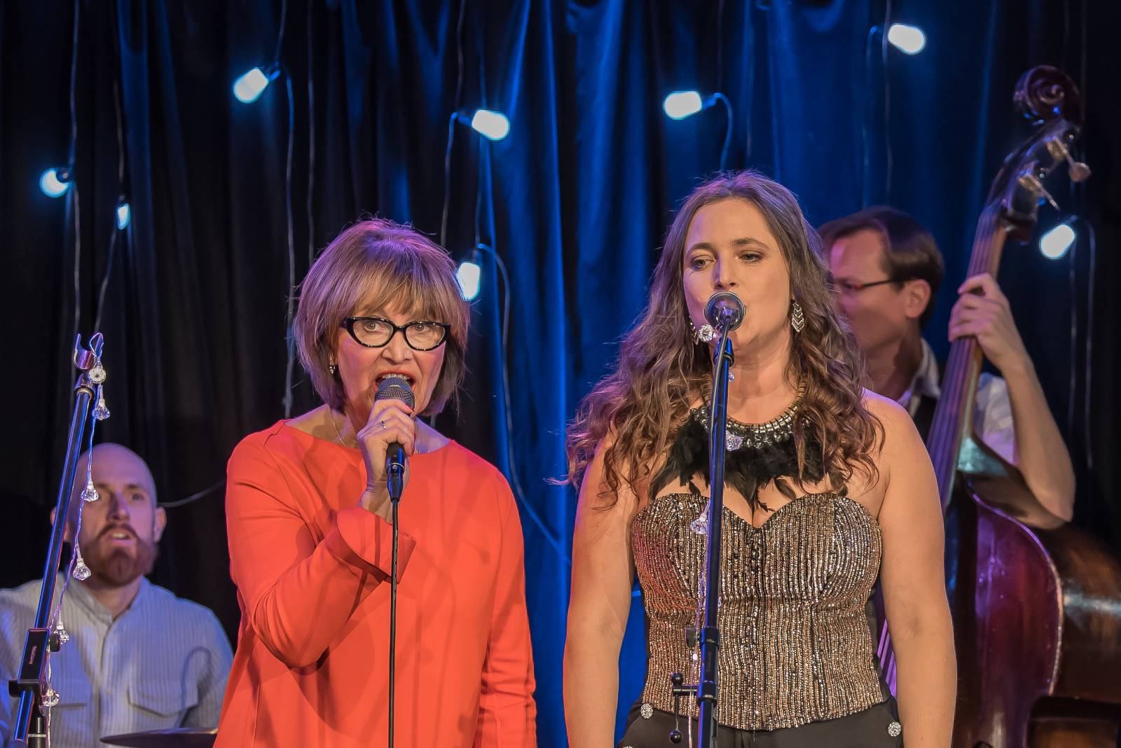 Saxana kouzlila v Malostranské besedě. Petra Černocká s manželem a dcerou Bárou navodili v klubu přátelskou atmosféru