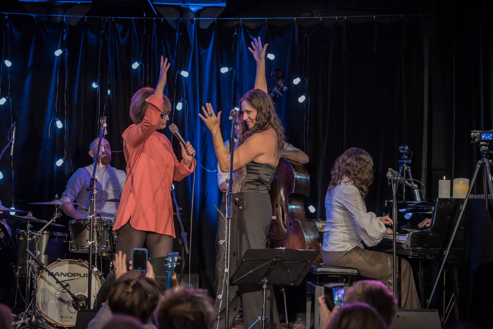 Saxana kouzlila v Malostranské besedě. Petra Černocká s manželem a dcerou Bárou navodili v klubu přátelskou atmosféru