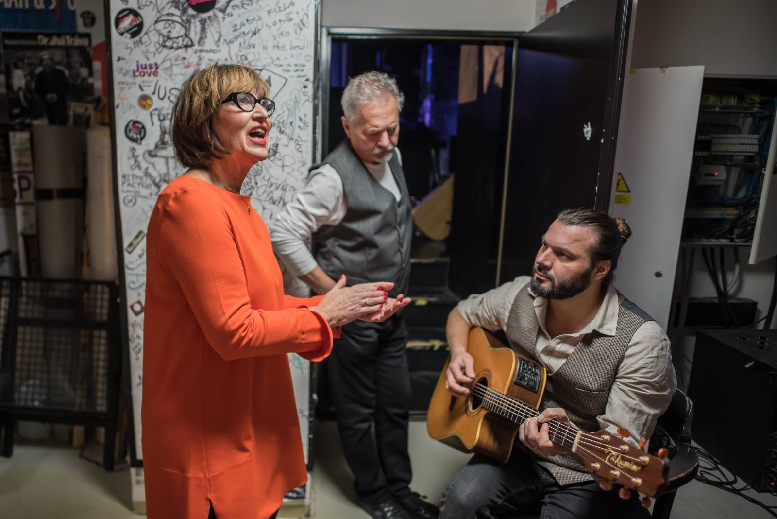 Saxana kouzlila v Malostranské besedě. Petra Černocká s manželem a dcerou Bárou navodili v klubu přátelskou atmosféru