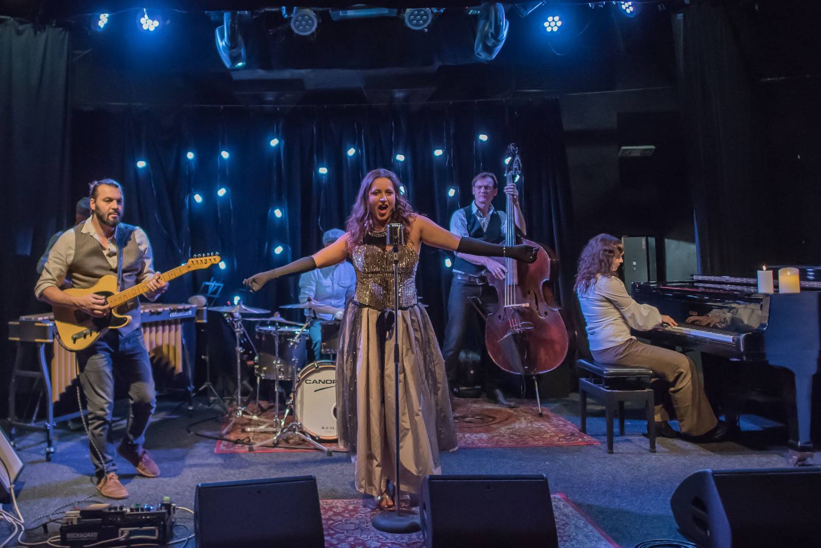 Saxana kouzlila v Malostranské besedě. Petra Černocká s manželem a dcerou Bárou navodili v klubu přátelskou atmosféru