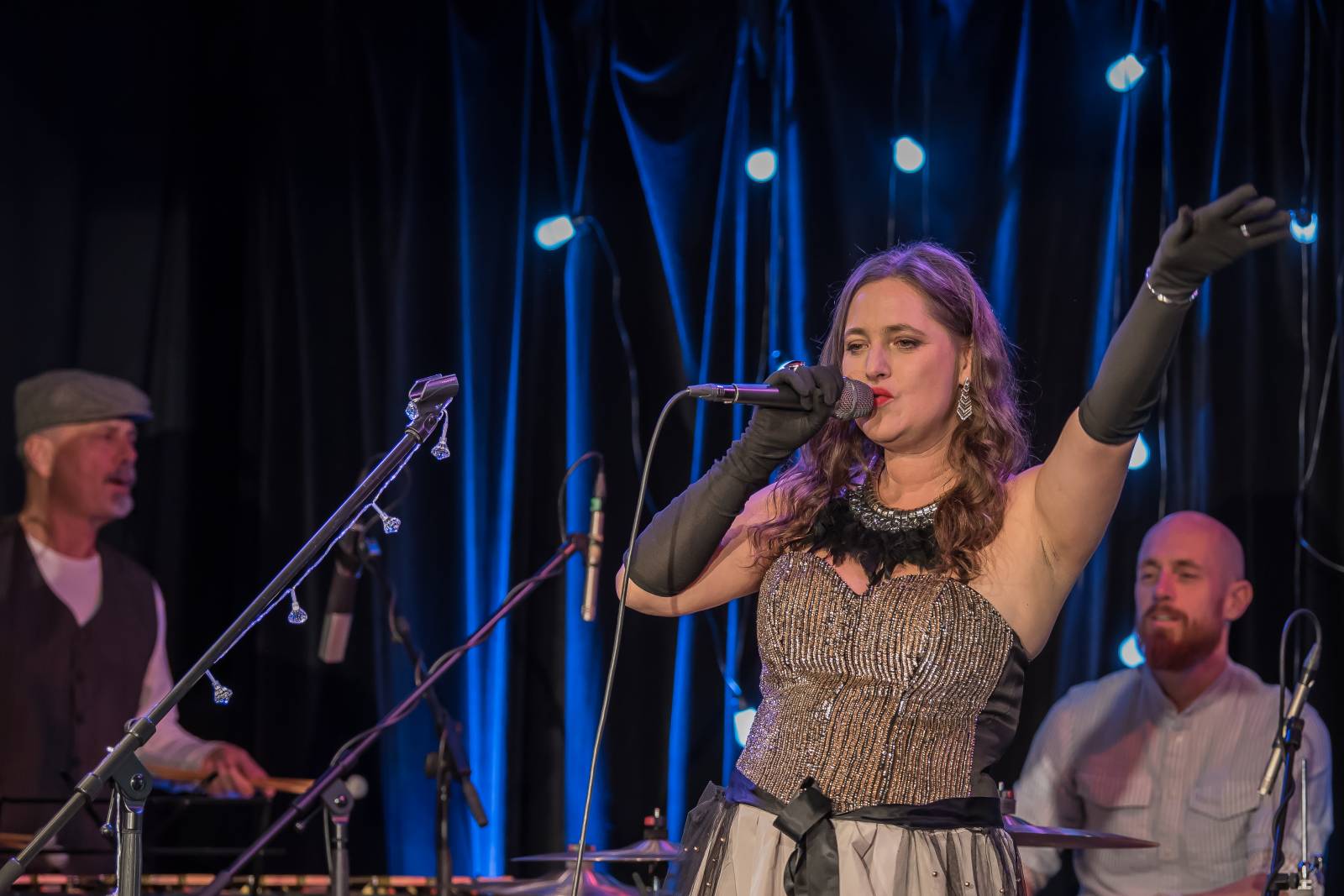 Saxana kouzlila v Malostranské besedě. Petra Černocká s manželem a dcerou Bárou navodili v klubu přátelskou atmosféru