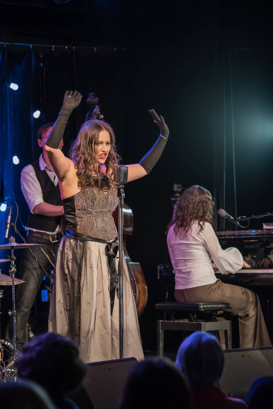 Saxana kouzlila v Malostranské besedě. Petra Černocká s manželem a dcerou Bárou navodili v klubu přátelskou atmosféru