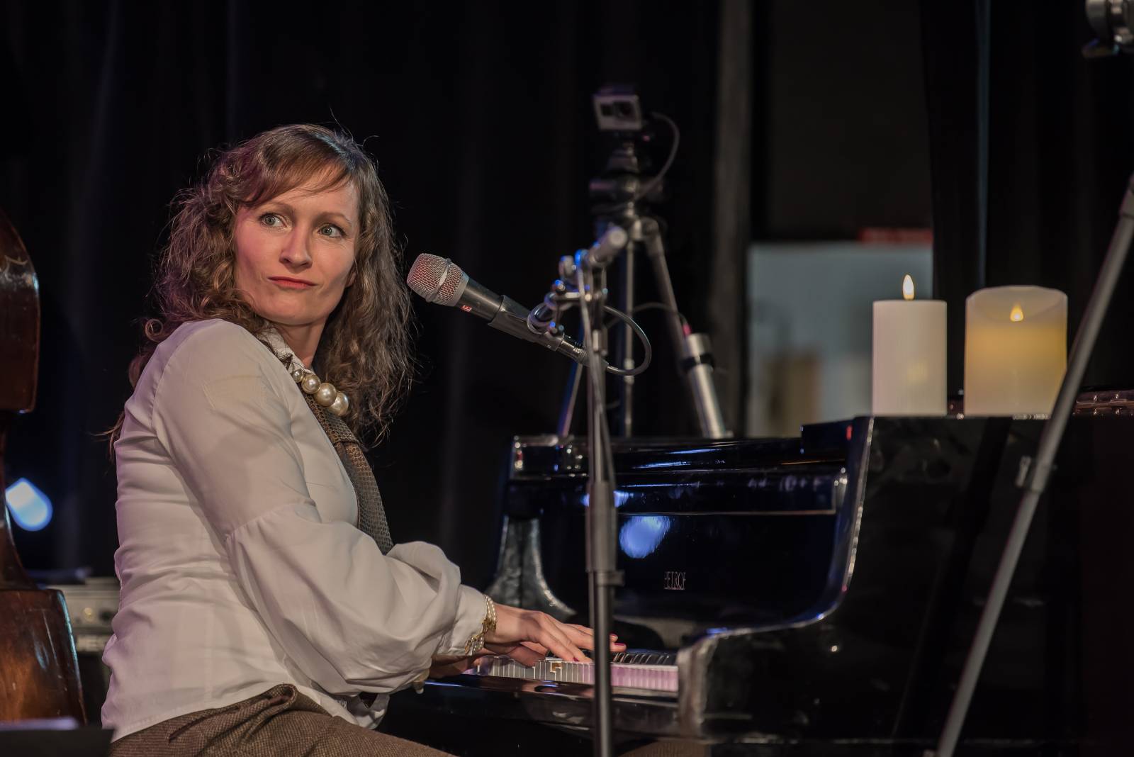 Saxana kouzlila v Malostranské besedě. Petra Černocká s manželem a dcerou Bárou navodili v klubu přátelskou atmosféru