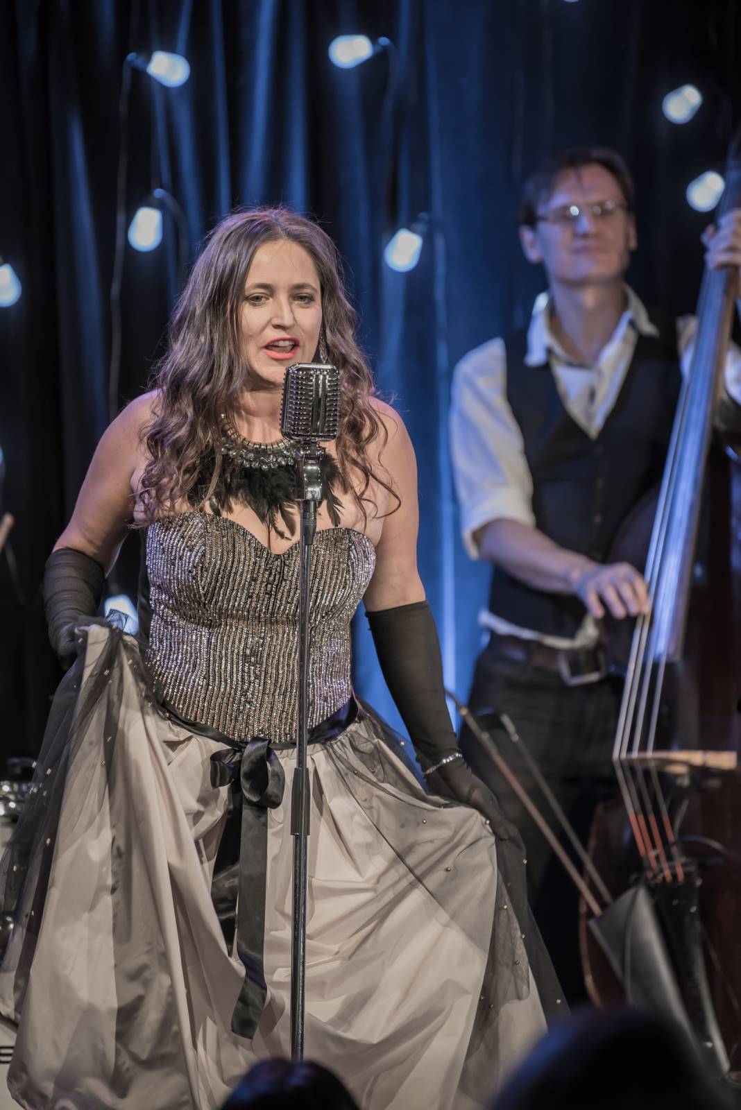 Saxana kouzlila v Malostranské besedě. Petra Černocká s manželem a dcerou Bárou navodili v klubu přátelskou atmosféru