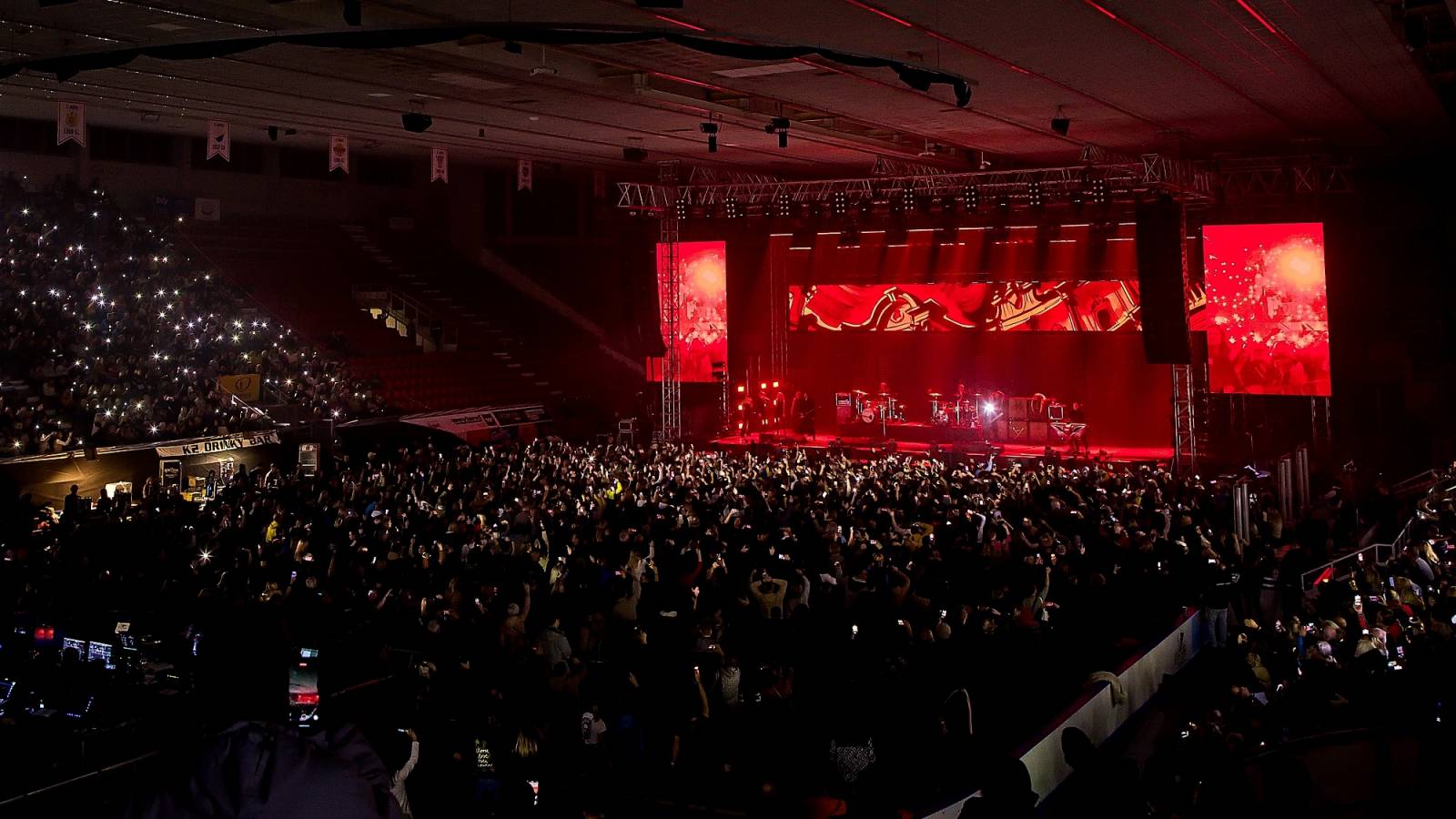 Černý kočky mokrý žáby ovládly České Budějovice. Lucie tam odstartovala oslavy 30 let ikonického alba