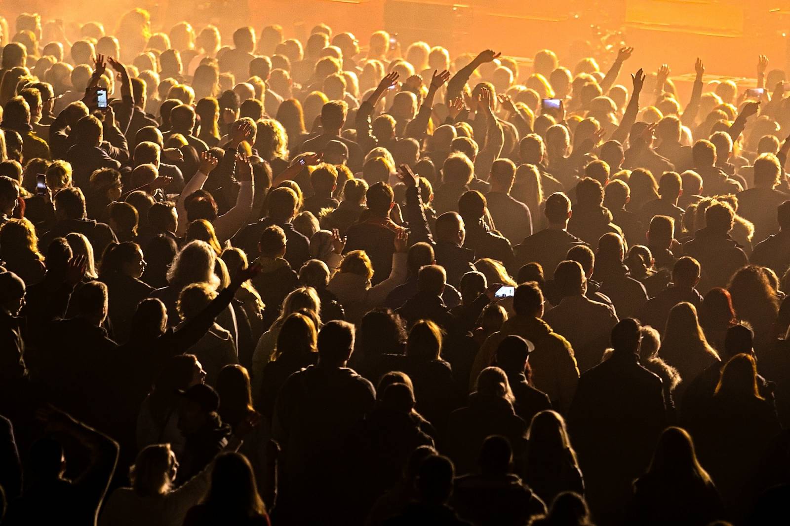 Černý kočky mokrý žáby ovládly České Budějovice. Lucie tam odstartovala oslavy 30 let ikonického alba