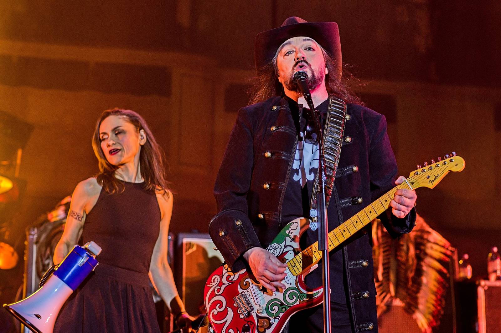 Černý kočky mokrý žáby ovládly České Budějovice. Lucie tam odstartovala oslavy 30 let ikonického alba