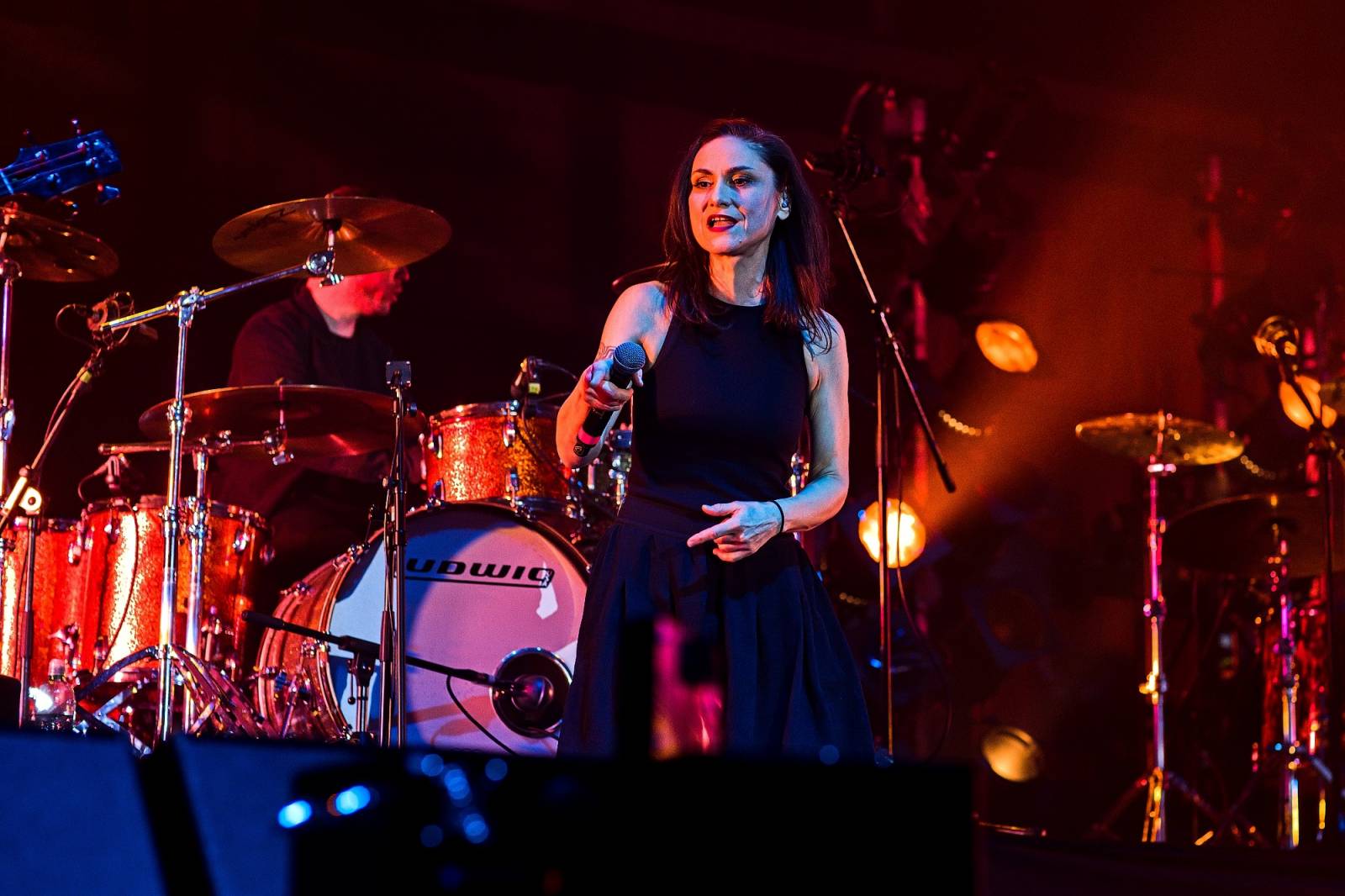 Černý kočky mokrý žáby ovládly České Budějovice. Lucie tam odstartovala oslavy 30 let ikonického alba