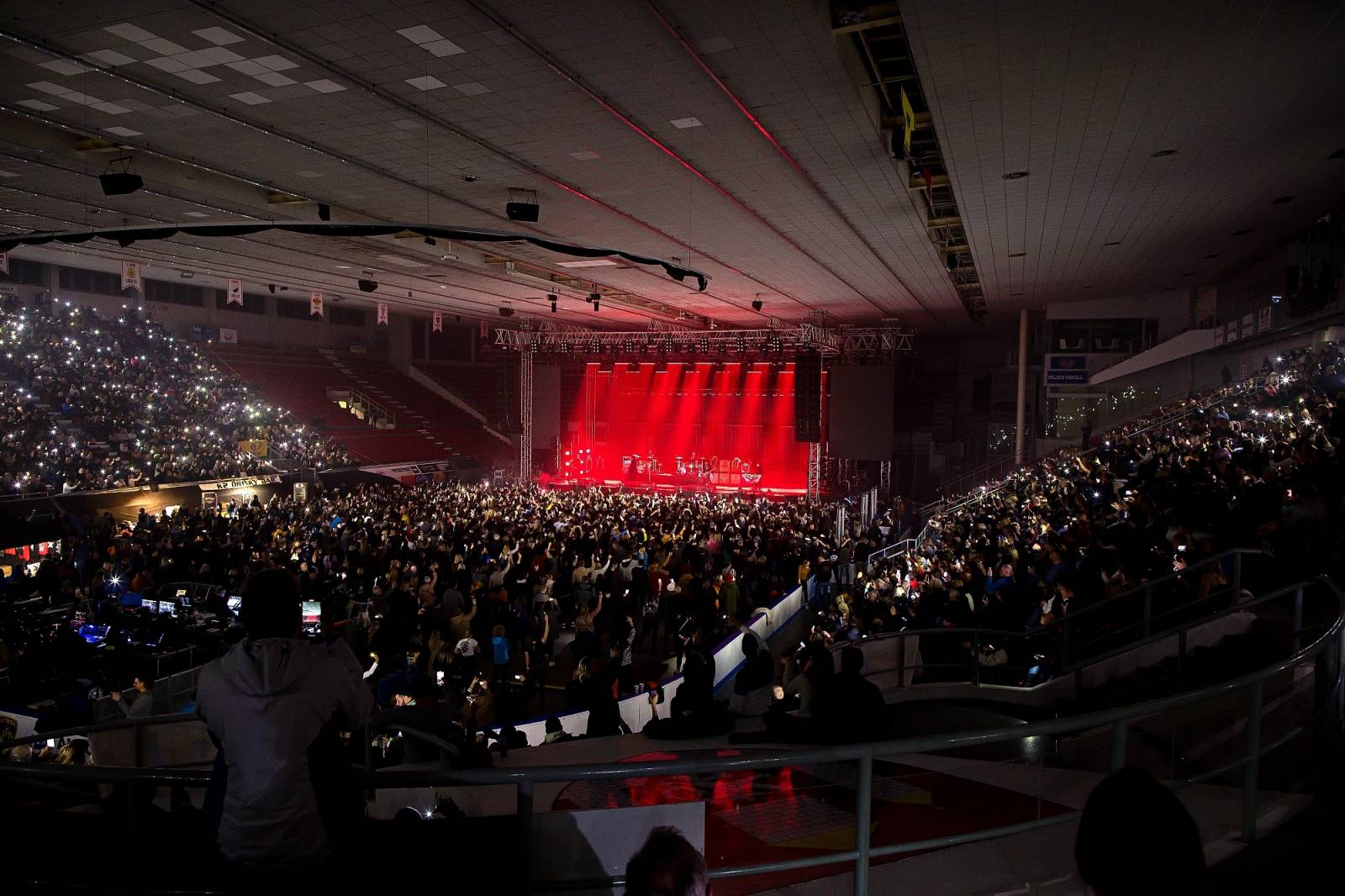 Černý kočky mokrý žáby ovládly České Budějovice. Lucie tam odstartovala oslavy 30 let ikonického alba