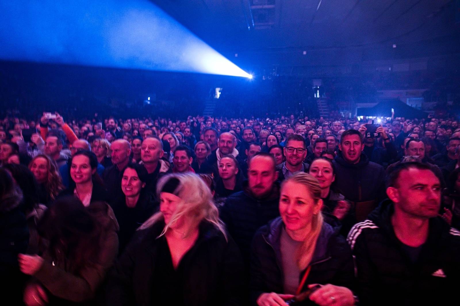 Černý kočky mokrý žáby ovládly České Budějovice. Lucie tam odstartovala oslavy 30 let ikonického alba