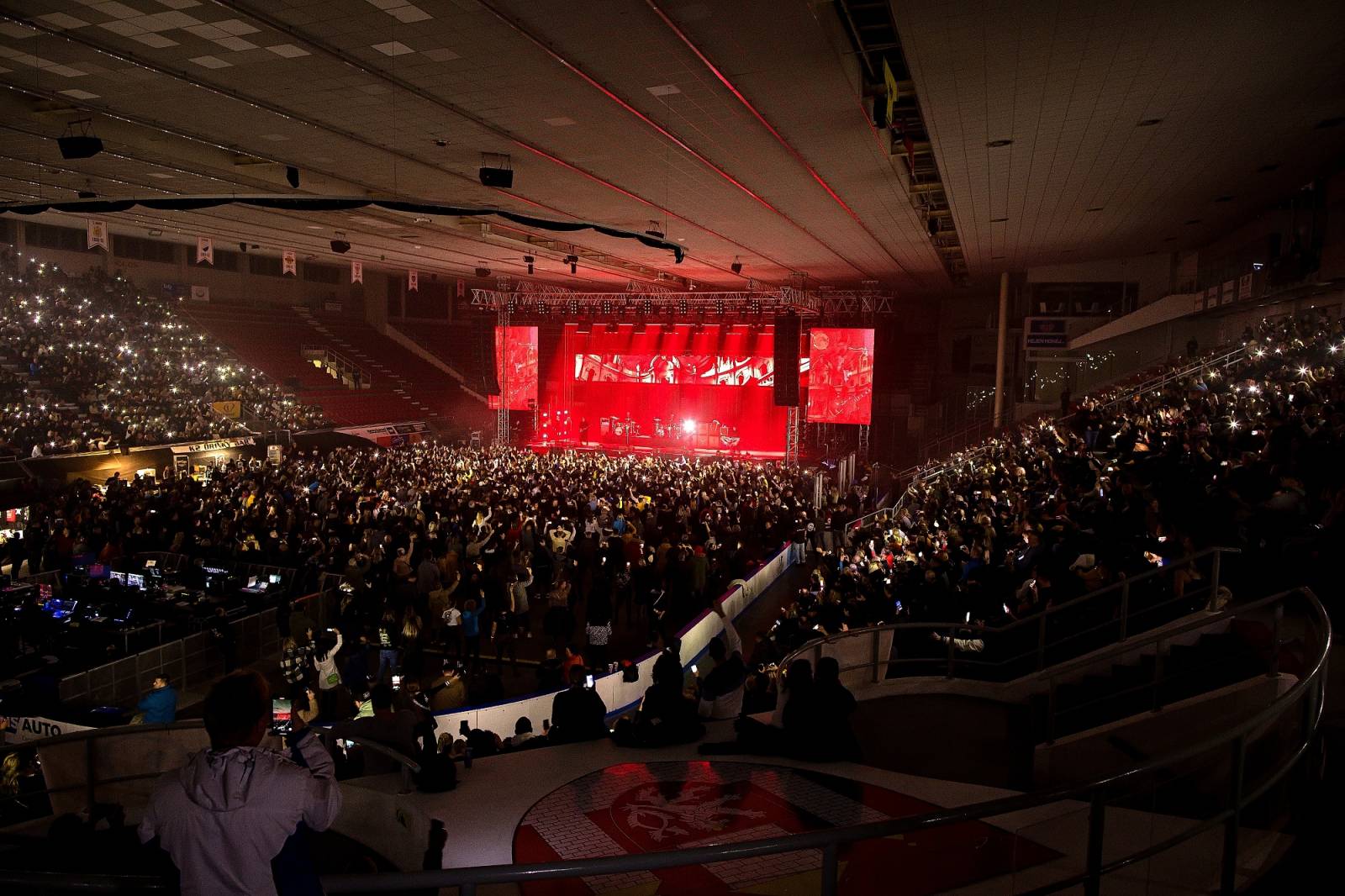 Černý kočky mokrý žáby ovládly České Budějovice. Lucie tam odstartovala oslavy 30 let ikonického alba