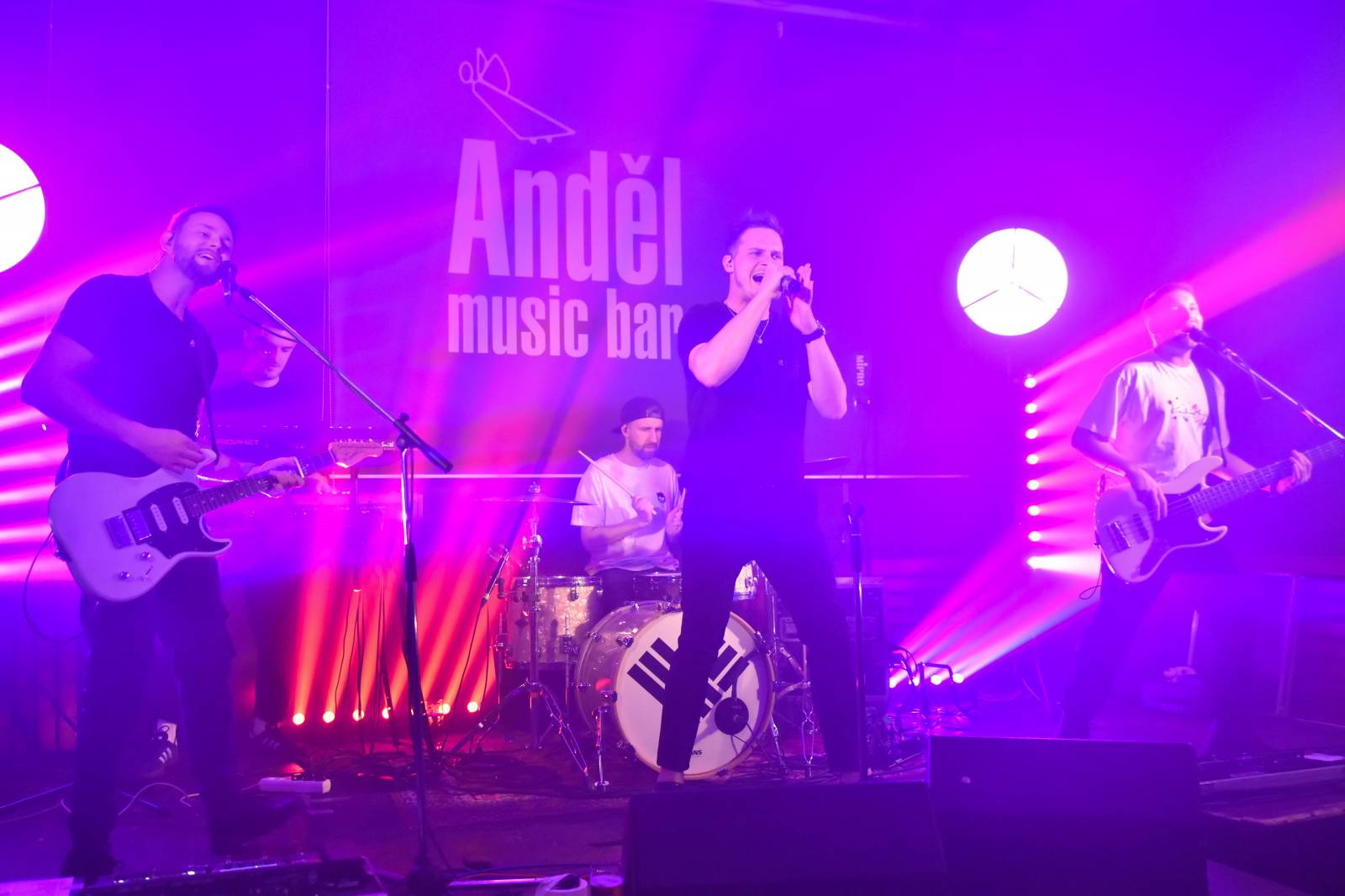 Like-it vyjeli na první turné, v Plzni slavili narozeniny svého zvukaře