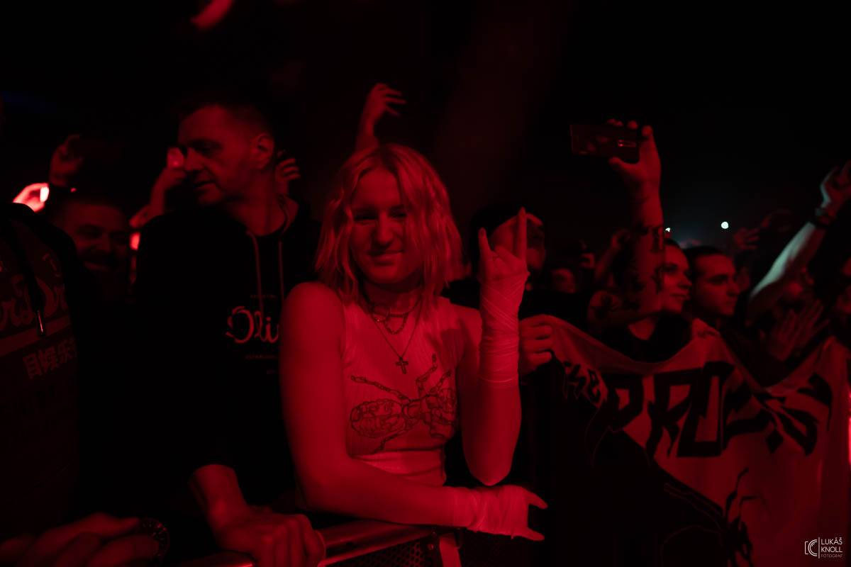 The Prodigy v Praze povznášeli a ničili svou výbušnou energií, z očí sochy tryskaly lasery 