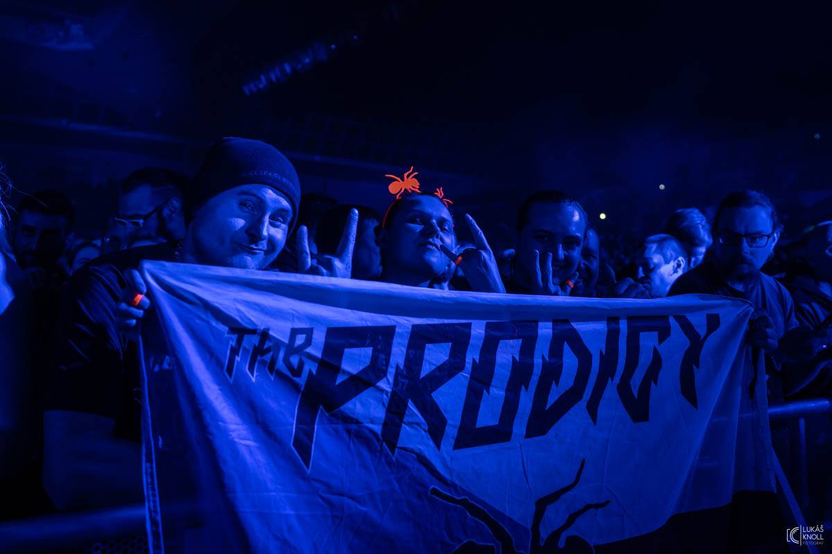 The Prodigy v Praze povznášeli a ničili svou výbušnou energií, z očí sochy tryskaly lasery 