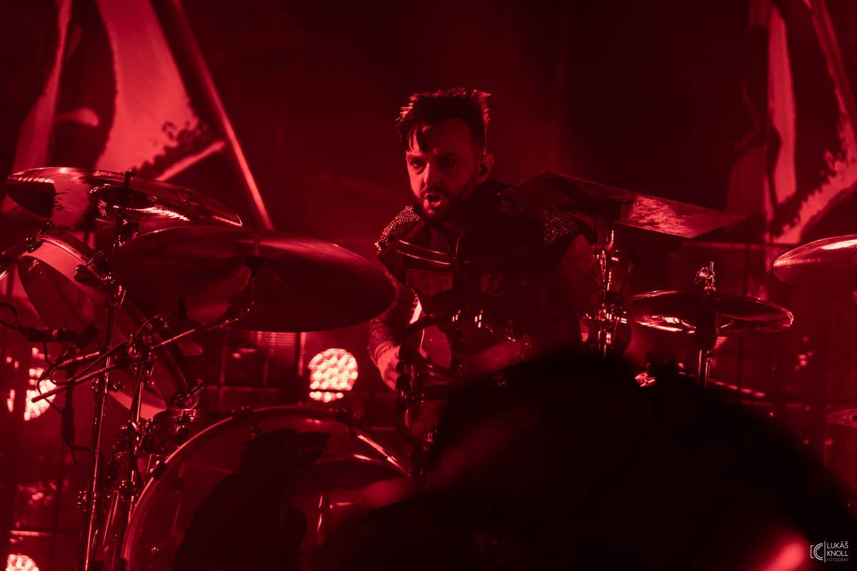 The Prodigy v Praze povznášeli a ničili svou výbušnou energií, z očí sochy tryskaly lasery 