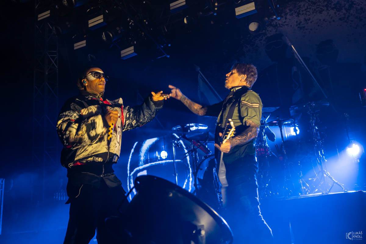 The Prodigy v Praze povznášeli a ničili svou výbušnou energií, z očí sochy tryskaly lasery 