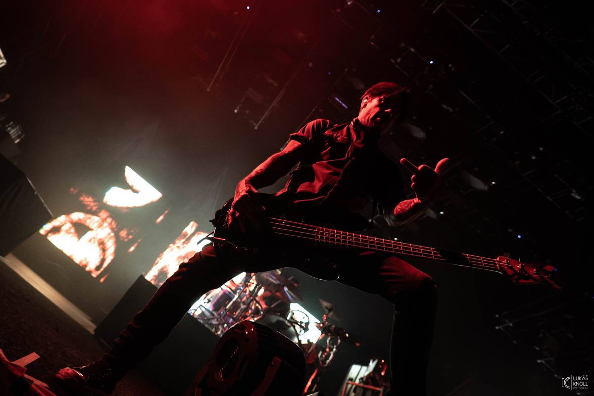 The Prodigy v Praze povznášeli a ničili svou výbušnou energií, z očí sochy tryskaly lasery 