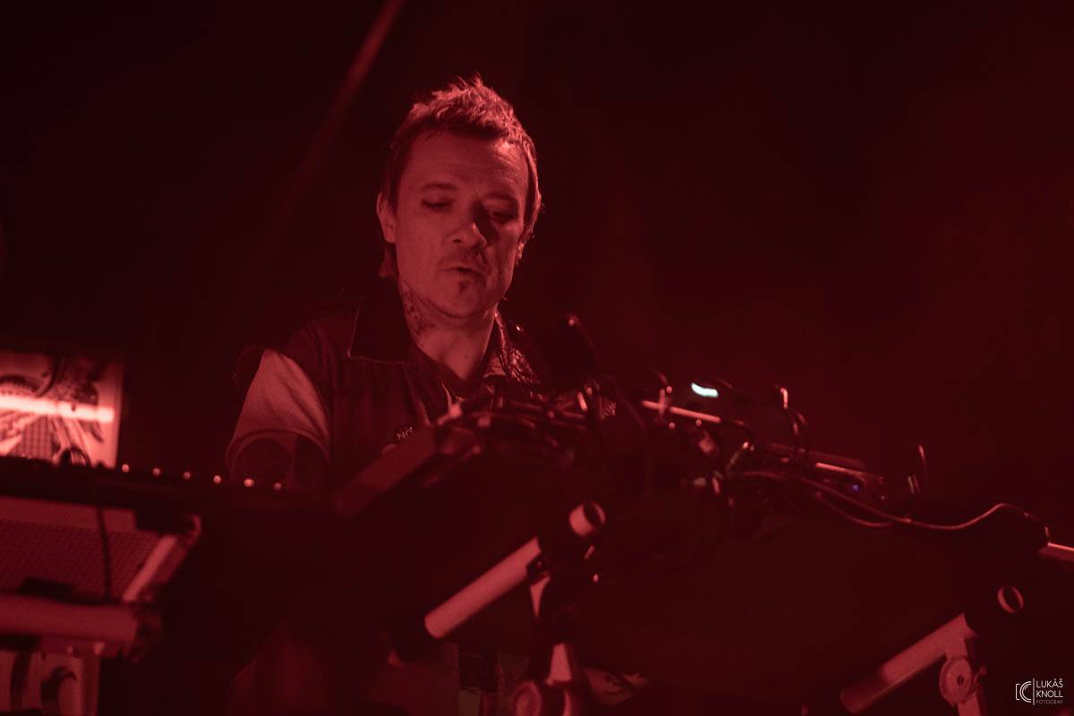 The Prodigy v Praze povznášeli a ničili svou výbušnou energií, z očí sochy tryskaly lasery 