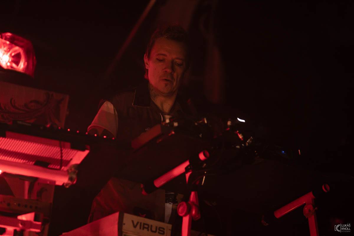 The Prodigy v Praze povznášeli a ničili svou výbušnou energií, z očí sochy tryskaly lasery 