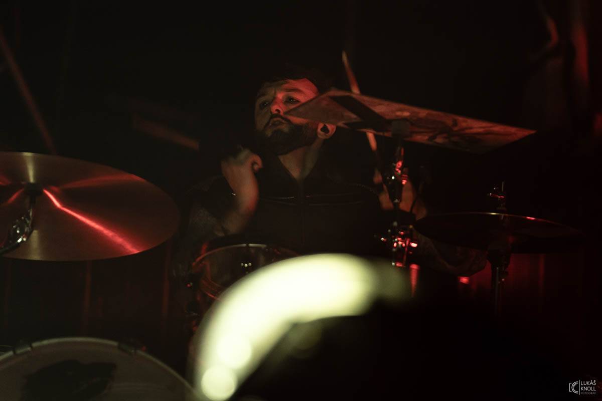 The Prodigy v Praze povznášeli a ničili svou výbušnou energií, z očí sochy tryskaly lasery 