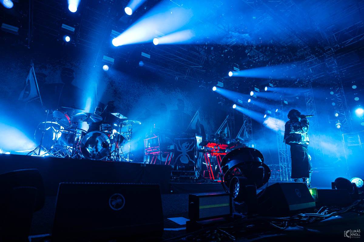 The Prodigy v Praze povznášeli a ničili svou výbušnou energií, z očí sochy tryskaly lasery 