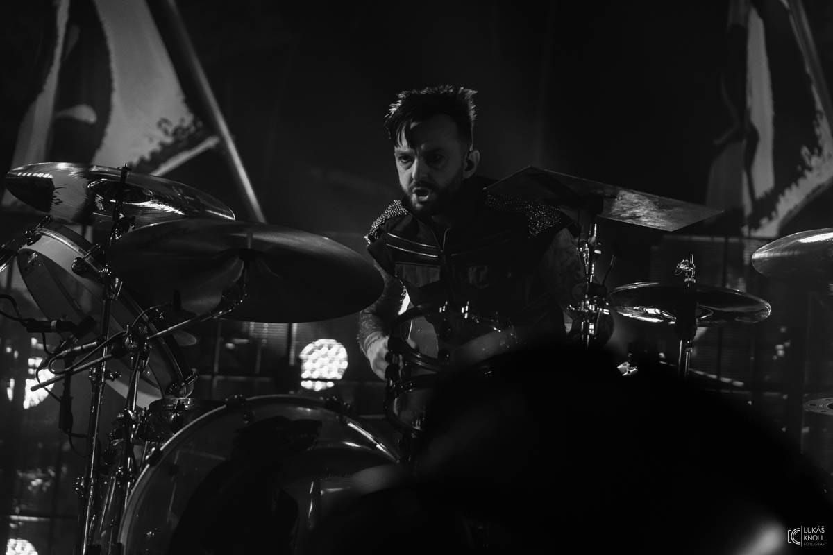 The Prodigy v Praze povznášeli a ničili svou výbušnou energií, z očí sochy tryskaly lasery 