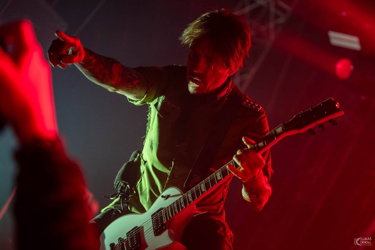 The Prodigy v Praze povznášeli a ničili svou výbušnou energií, z očí sochy tryskaly lasery 