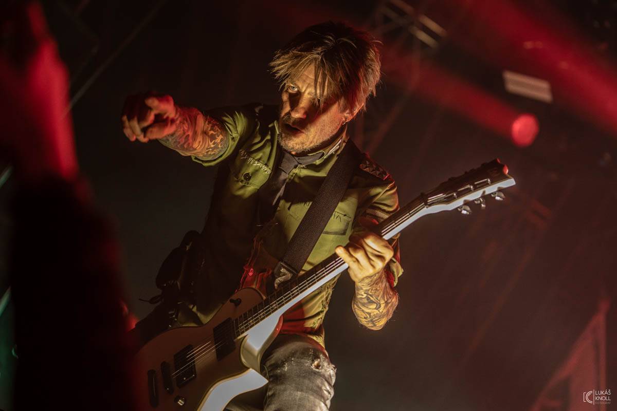 The Prodigy v Praze povznášeli a ničili svou výbušnou energií, z očí sochy tryskaly lasery 