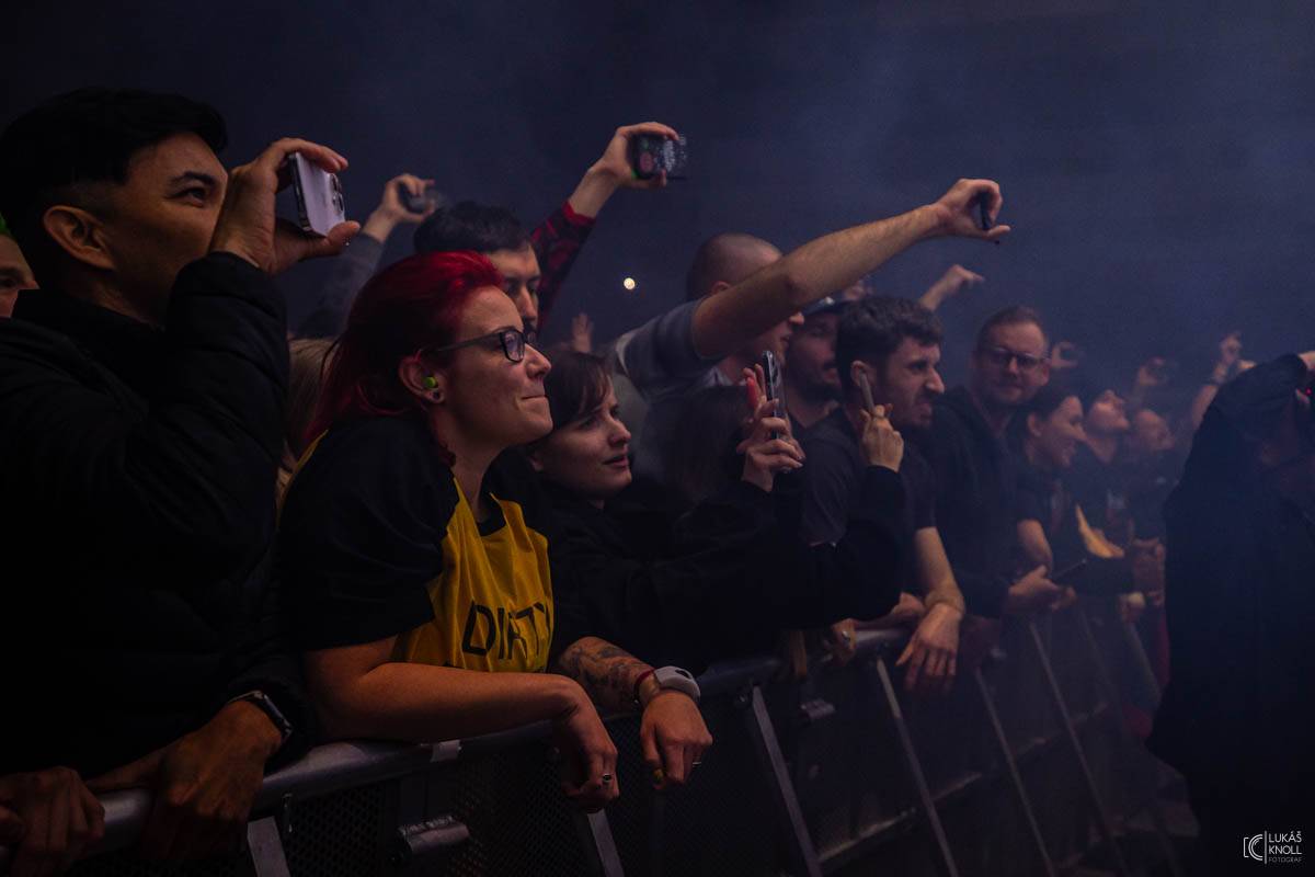 The Prodigy v Praze povznášeli a ničili svou výbušnou energií, z očí sochy tryskaly lasery 