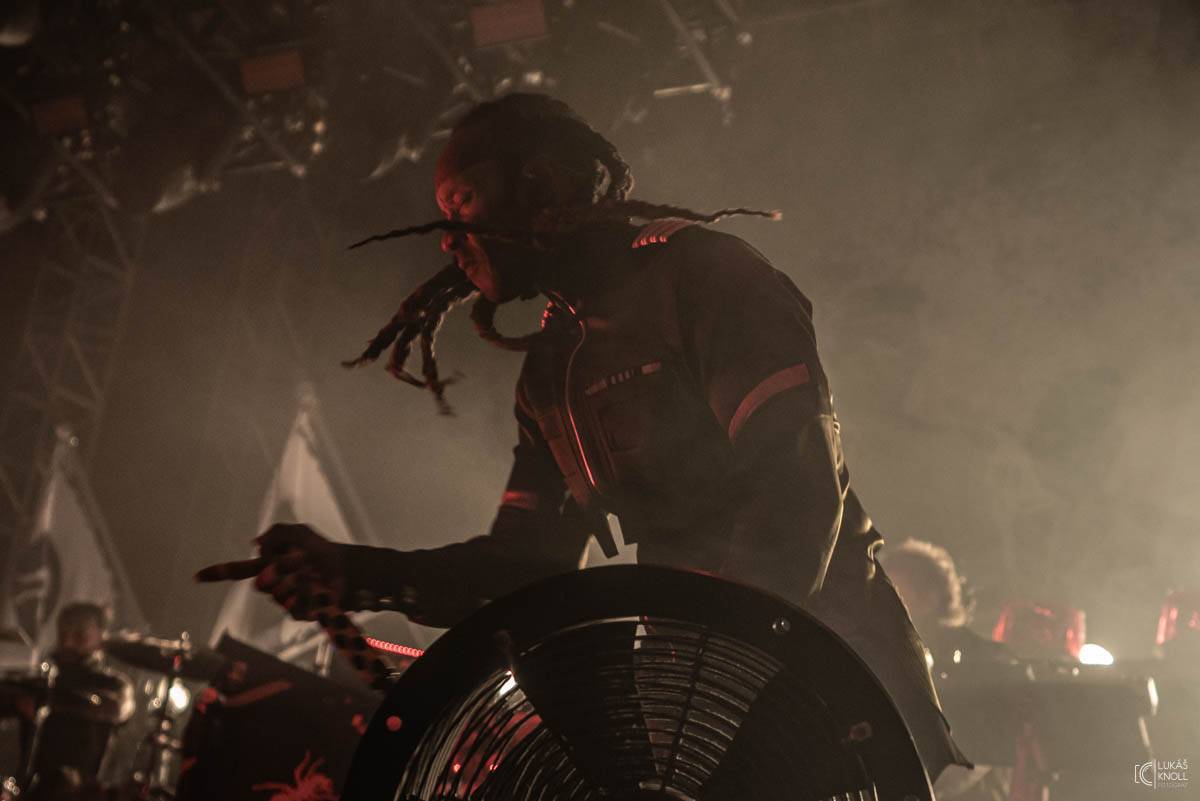 The Prodigy v Praze povznášeli a ničili svou výbušnou energií, z očí sochy tryskaly lasery 