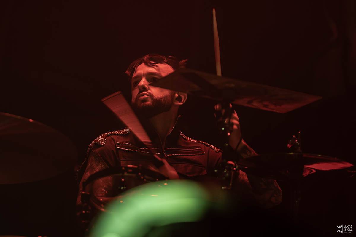 The Prodigy v Praze povznášeli a ničili svou výbušnou energií, z očí sochy tryskaly lasery 