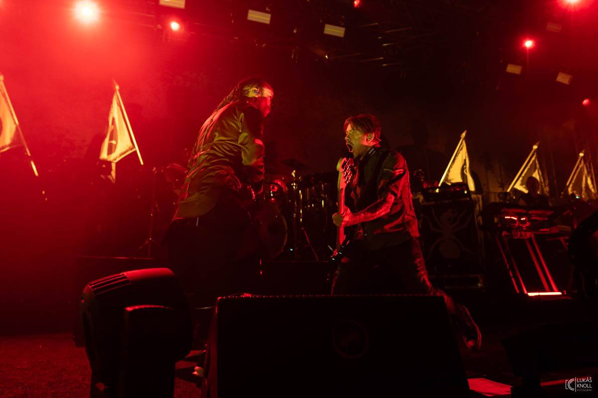 The Prodigy v Praze povznášeli a ničili svou výbušnou energií, z očí sochy tryskaly lasery 