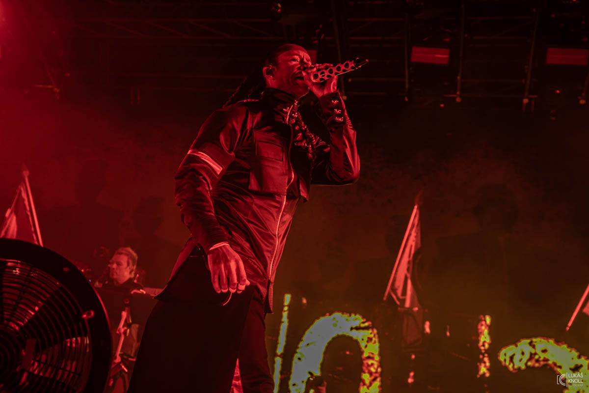 The Prodigy v Praze povznášeli a ničili svou výbušnou energií, z očí sochy tryskaly lasery 