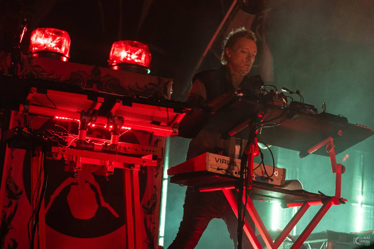 The Prodigy v Praze povznášeli a ničili svou výbušnou energií, z očí sochy tryskaly lasery 