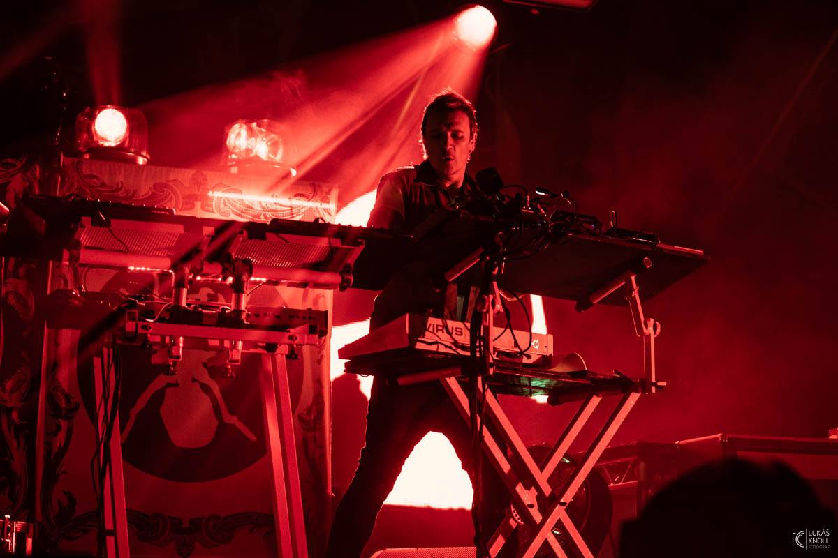 The Prodigy v Praze povznášeli a ničili svou výbušnou energií, z očí sochy tryskaly lasery 