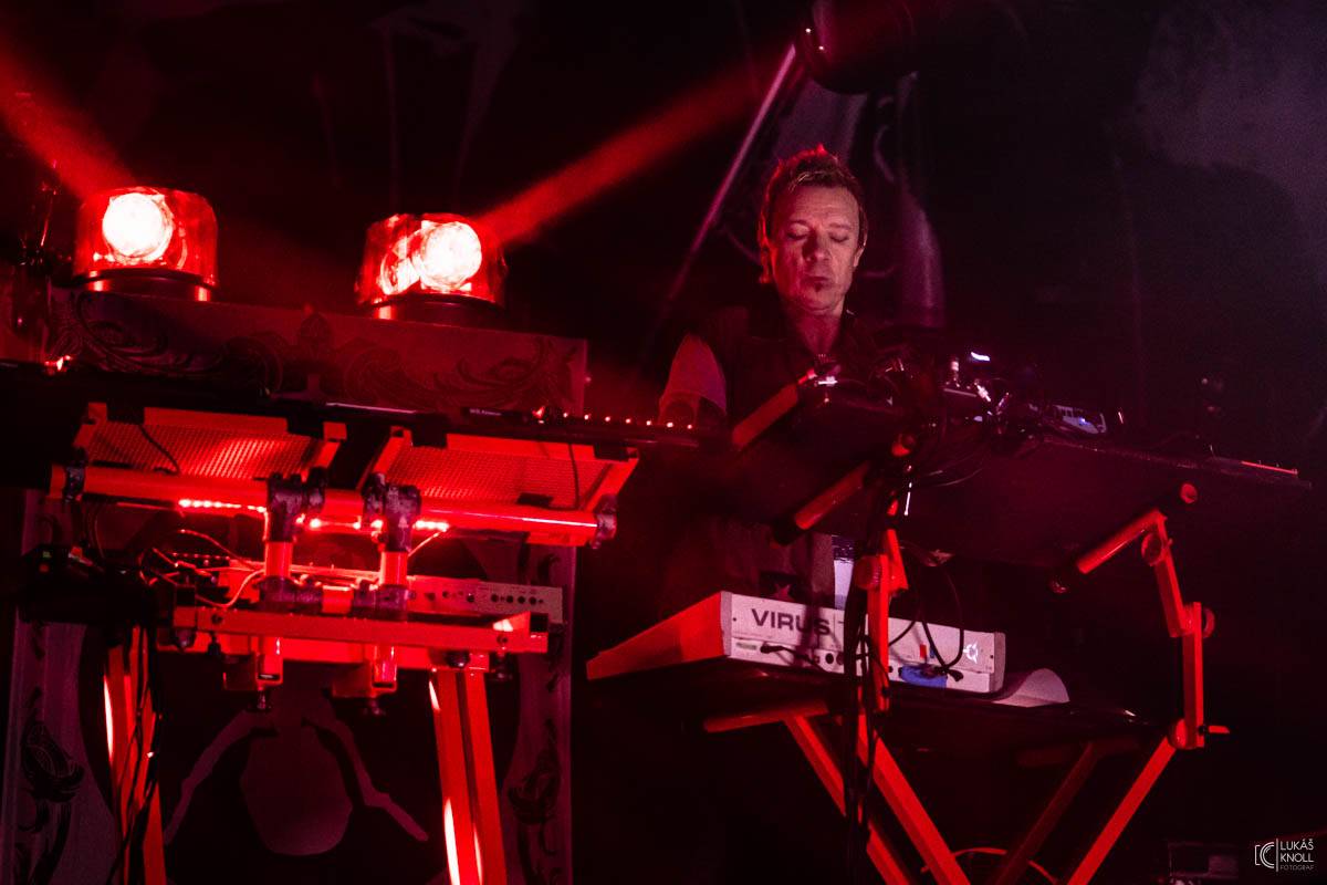 The Prodigy v Praze povznášeli a ničili svou výbušnou energií, z očí sochy tryskaly lasery 