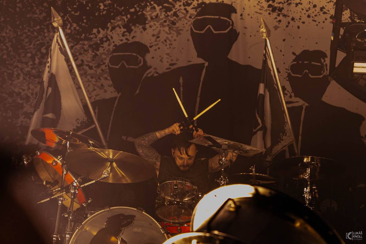 The Prodigy v Praze povznášeli a ničili svou výbušnou energií, z očí sochy tryskaly lasery 