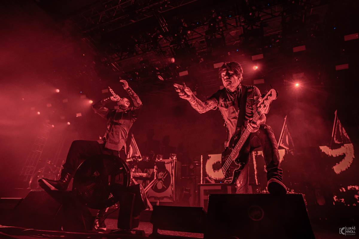 The Prodigy v Praze povznášeli a ničili svou výbušnou energií, z očí sochy tryskaly lasery 