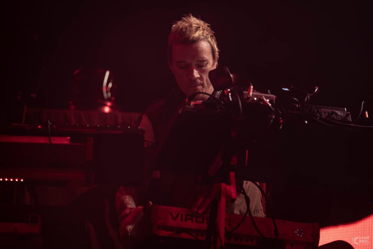 The Prodigy v Praze povznášeli a ničili svou výbušnou energií, z očí sochy tryskaly lasery 