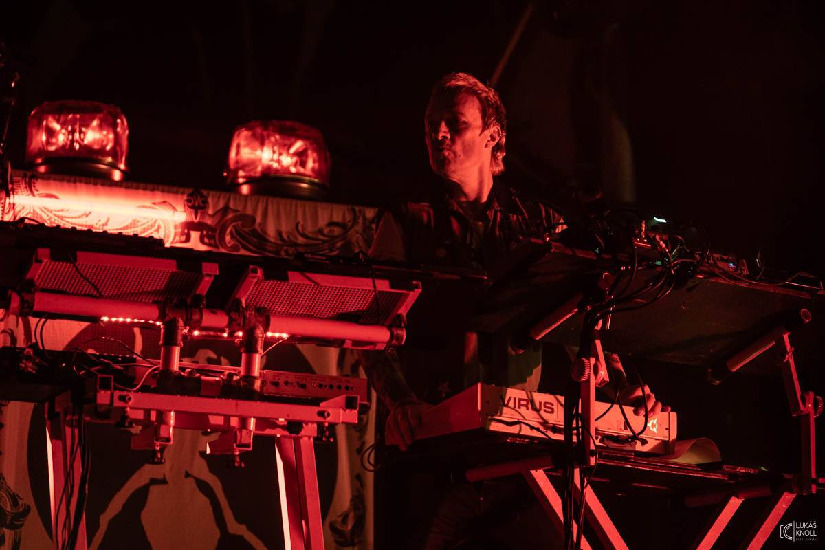 The Prodigy v Praze povznášeli a ničili svou výbušnou energií, z očí sochy tryskaly lasery 