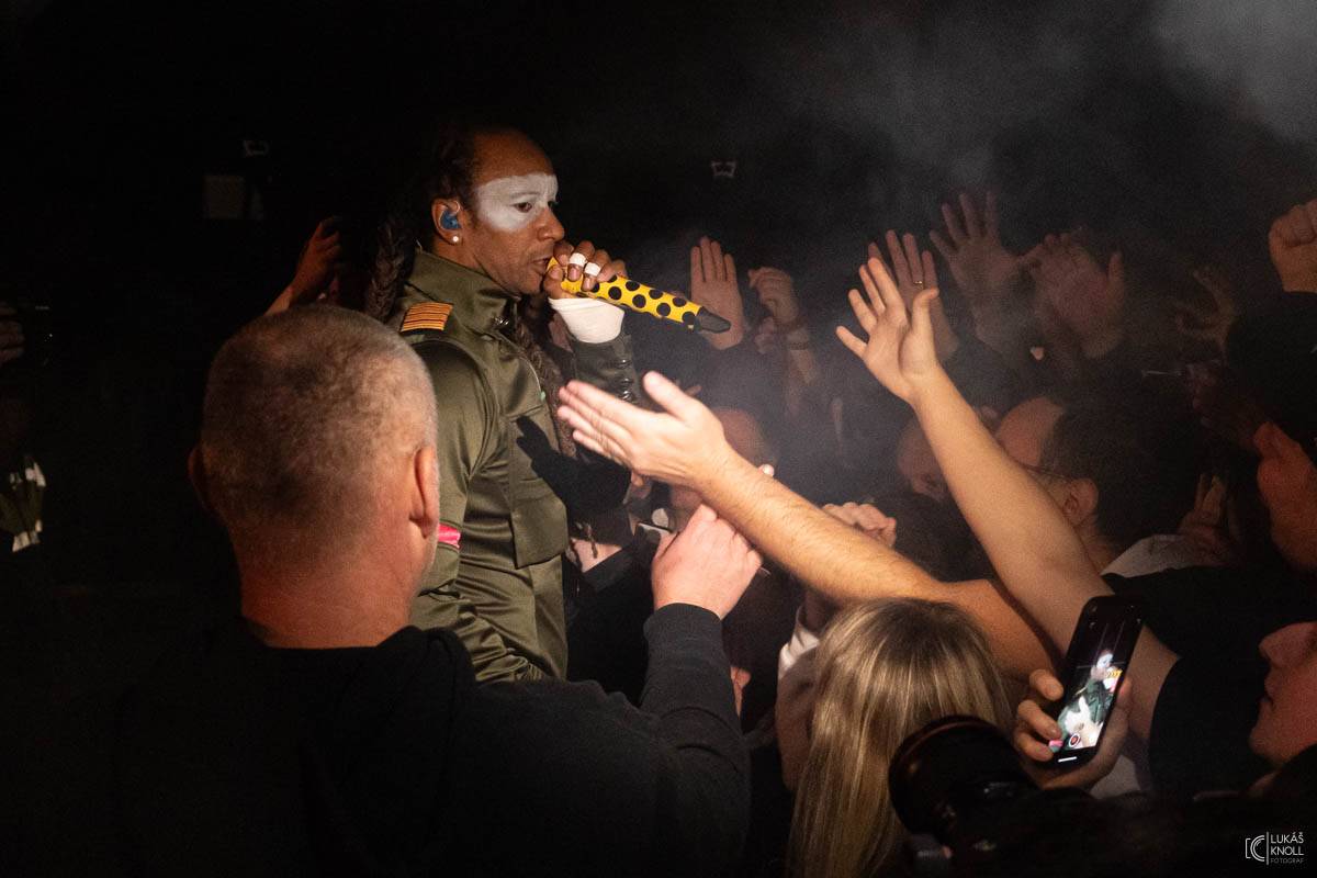 The Prodigy v Praze povznášeli a ničili svou výbušnou energií, z očí sochy tryskaly lasery 