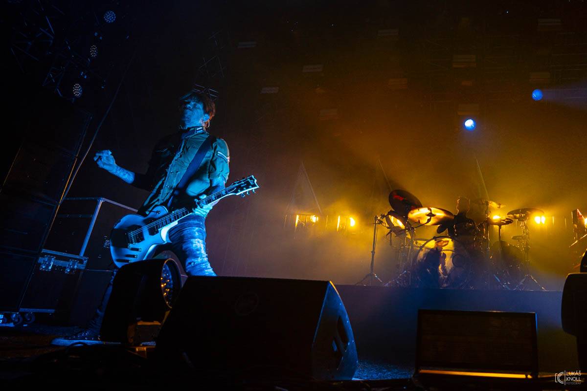 The Prodigy v Praze povznášeli a ničili svou výbušnou energií, z očí sochy tryskaly lasery 