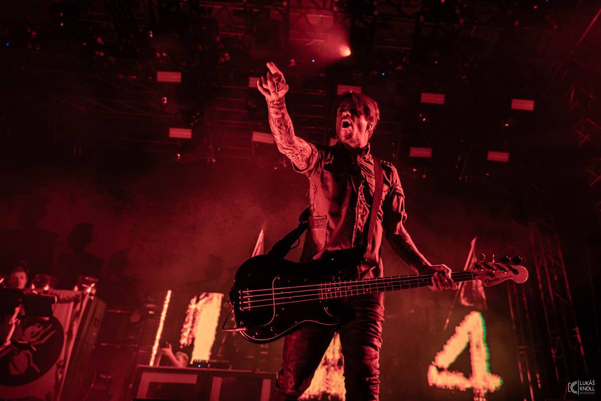 The Prodigy v Praze povznášeli a ničili svou výbušnou energií, z očí sochy tryskaly lasery 